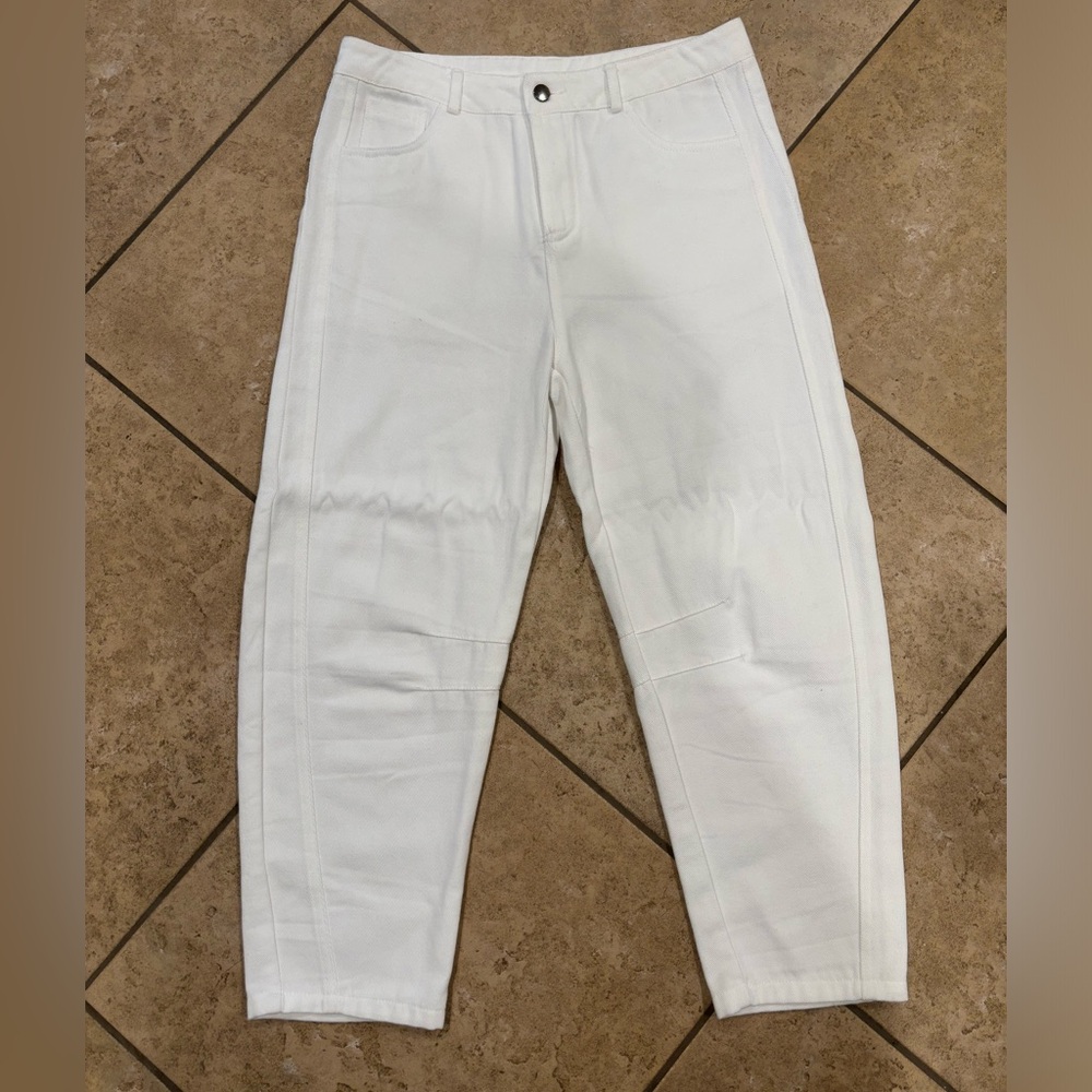 White jeans‎